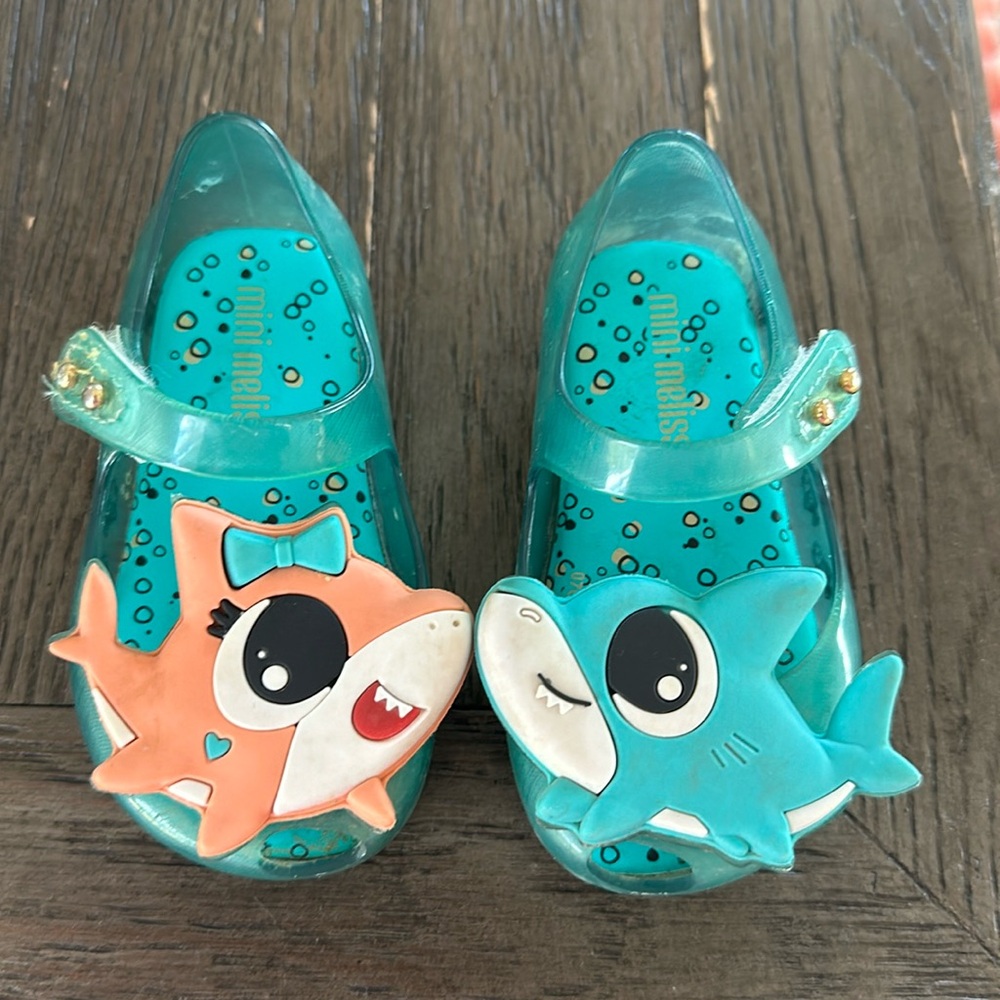 Baby shark mini melissa size 5 guc